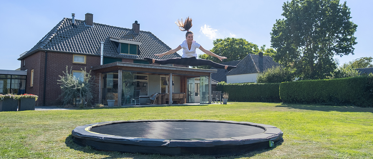 Sportliches Training auf einem EXIT Sports Trampolin