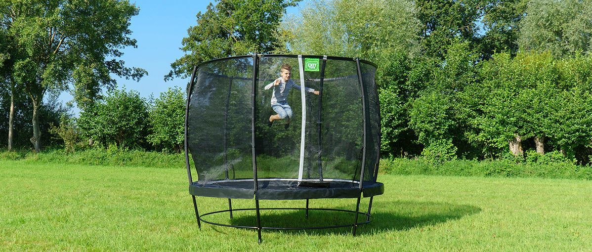 Vergleich zwischen exit allure und lotus trampolinen: klassisches design versus modernes design.