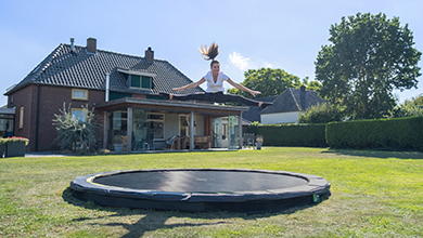 Sportliches Training auf einem EXIT Sports Trampolin