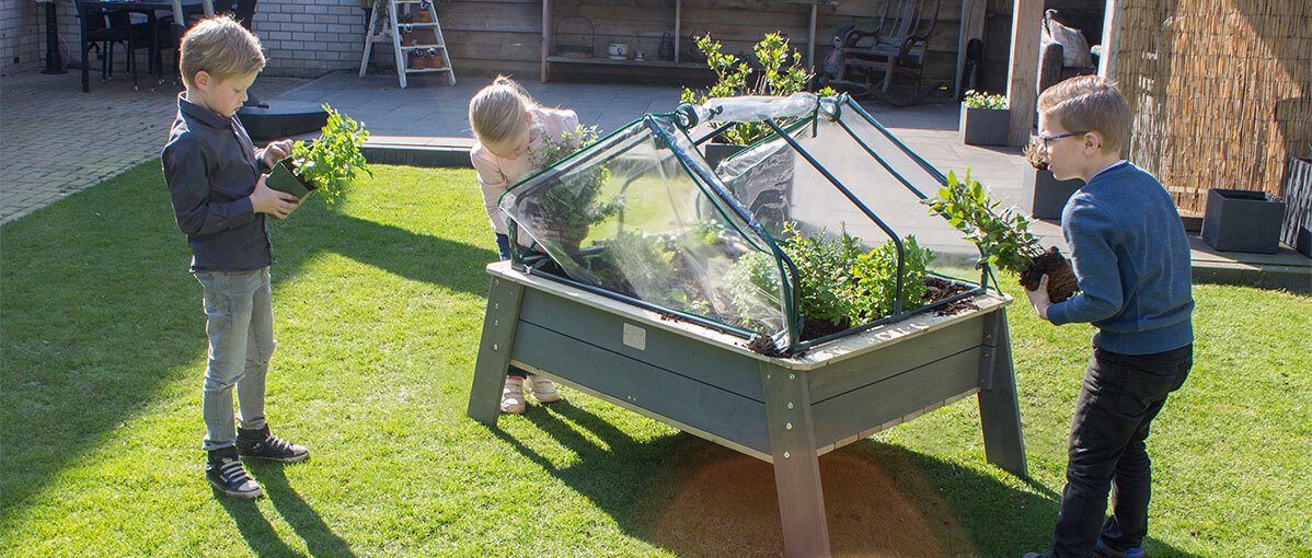 Mit EXIT Toys in einem kleinen Garten draußen spielen