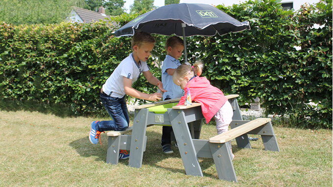 Mit EXIT Toys in einem kleinen Garten draußen spielen