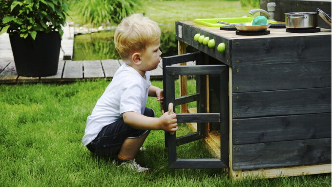 Kochen mit der Natur in der eigenen Spielküche im Freien