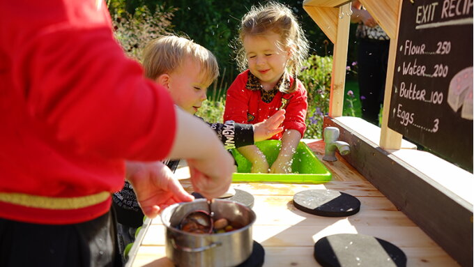 Kochvergnügen in der Spielküche für draußen