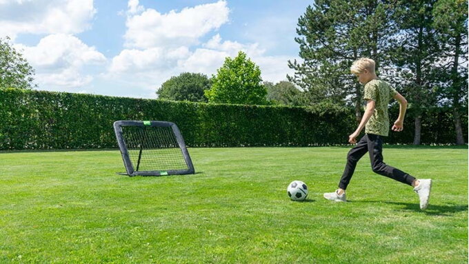 Fußballübungen für deine ganz eigene Fußball-EM - EXIT Rebounder im Fußballtor Test - spiel-preis.de