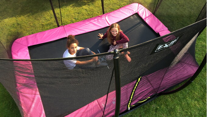 Wie grabe ich ein Trampolin ein?