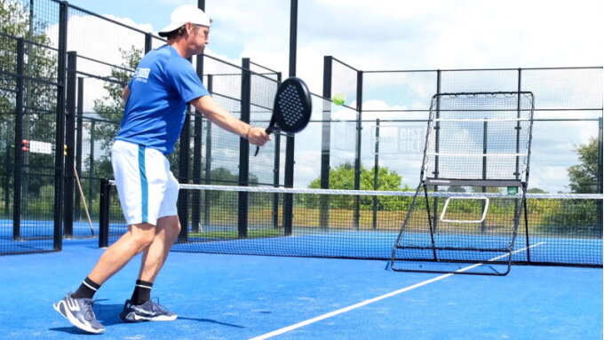 Welche Padel-Schläge kann ich mit dem Smash Padel Rebounder trainieren?