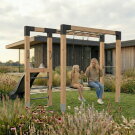 EXIT Linea Robust 110 Holz-Monkeybar mit Doppelschaukel und Rutsche