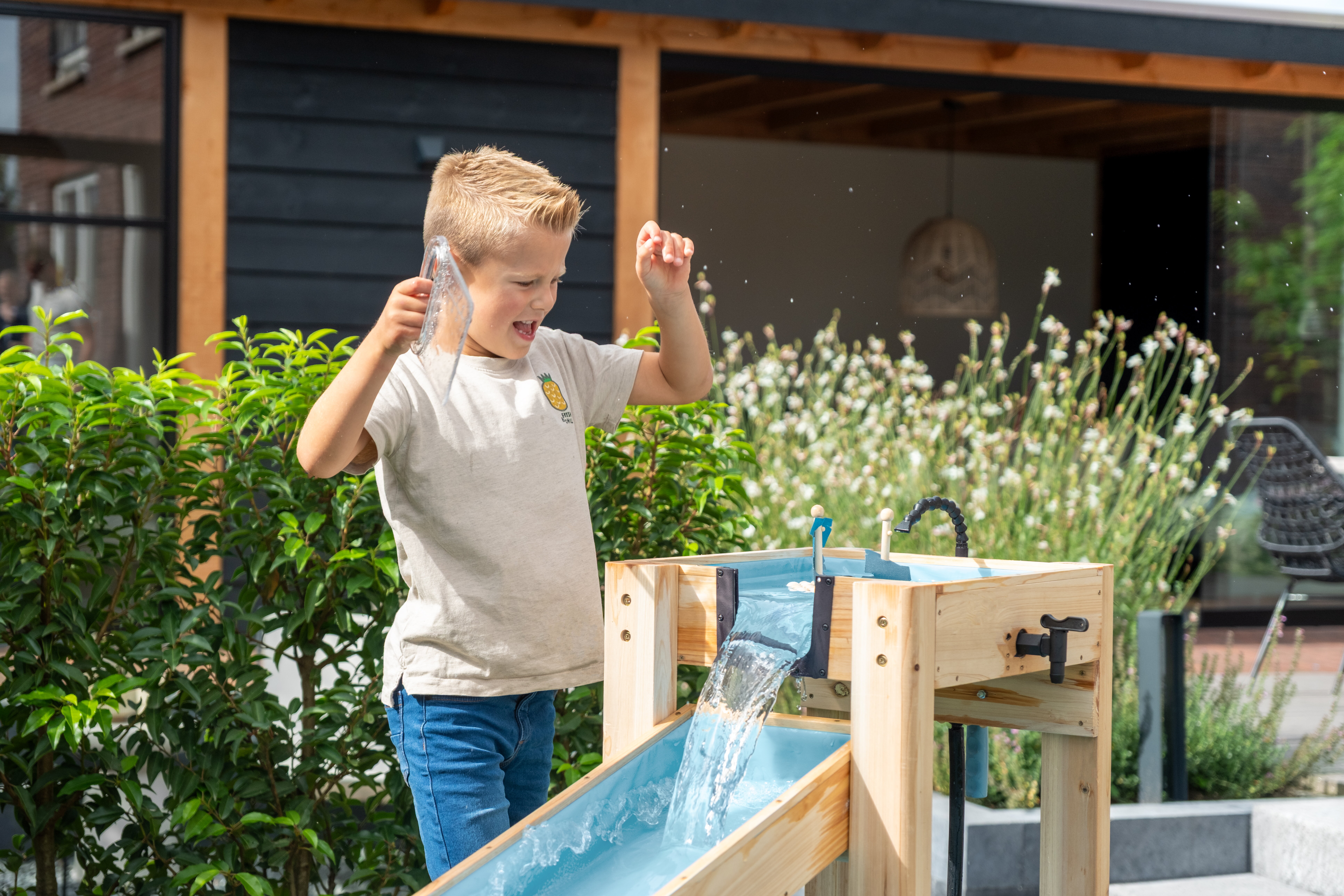 gro&szlig;e Wasserbahn, Spielverabredungen im Garten, Wasserrennen, Teamwork mit Pumpe und Schleuse, gro&szlig;es Outdoorspielzeug