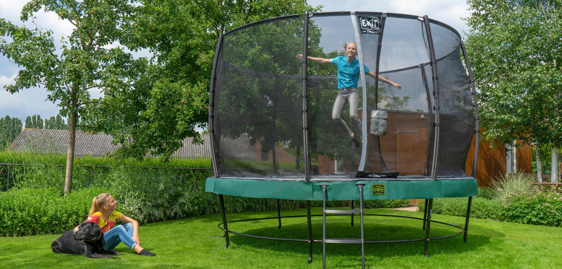 Bundle Aktion EXIT Elegant Trampolin: jetzt mit gratis Leiter, Abdeckung und Erdanker Set für ein komplettes und sicheres Set.