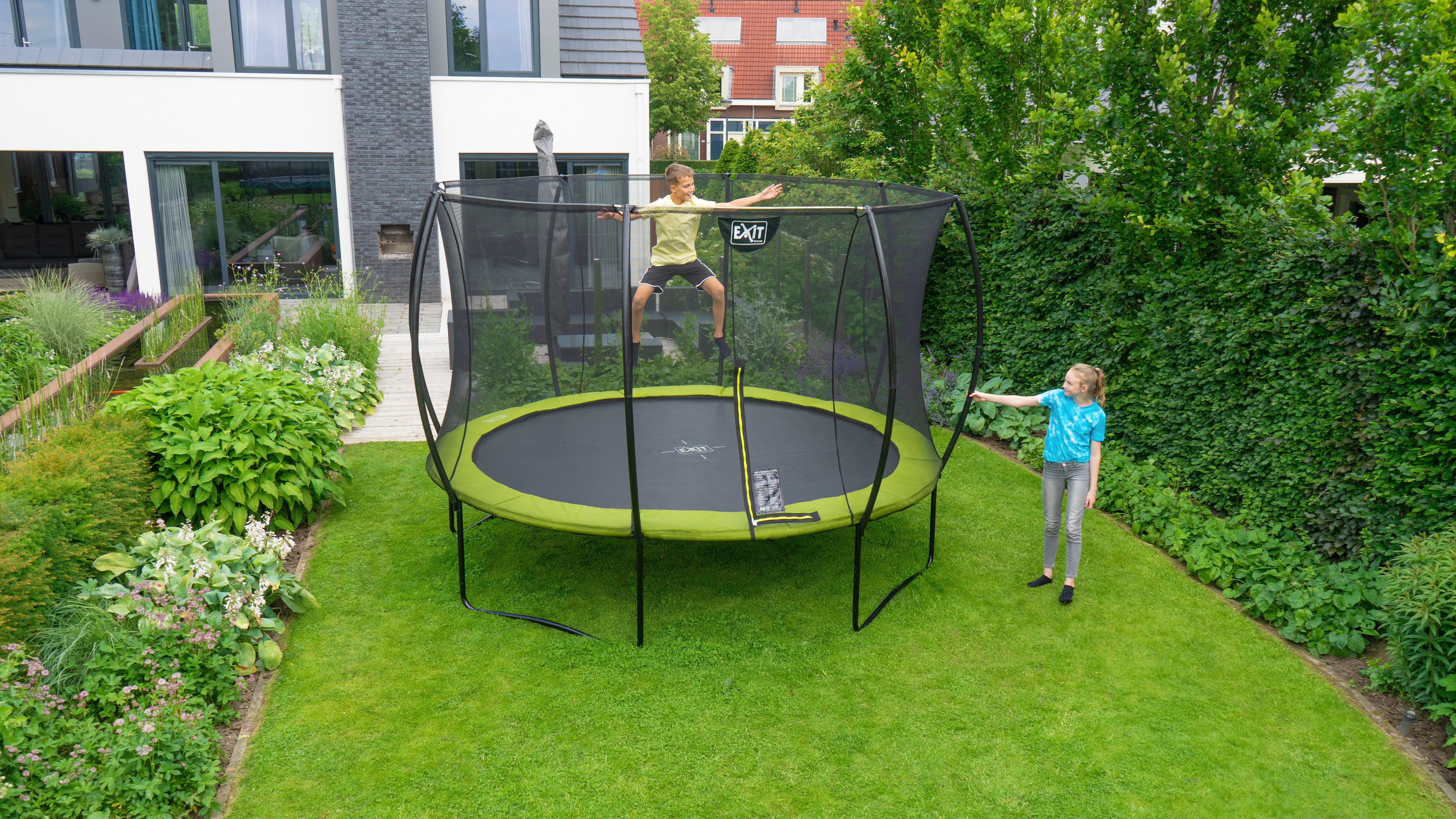Profitiere von der EXIT Silhouette Trampolin-Lime-Bundle-Aktion und erhalte kostenloses Zubehör für ein komplettes Set. Sicher, stilvoll und sofort einsatzbereit in deinem Garten.
