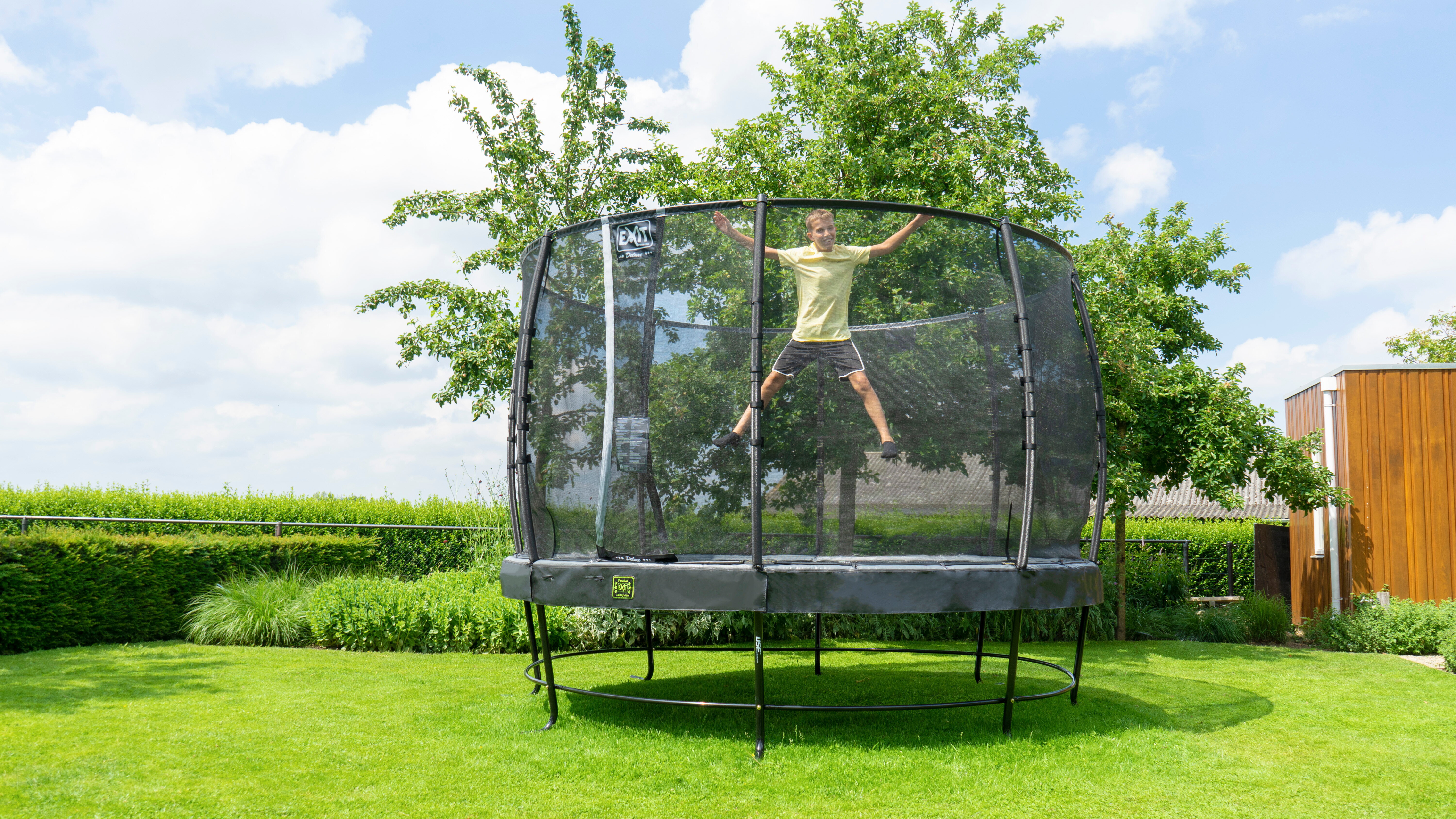 Profitiere von der EXIT Elegant Trampolin Lime Bundle Aktion und erhalte gratis Zubehör für ein komplettes Set. Sicher, stilvoll und sofort einsatzbereit in deinem Garten.