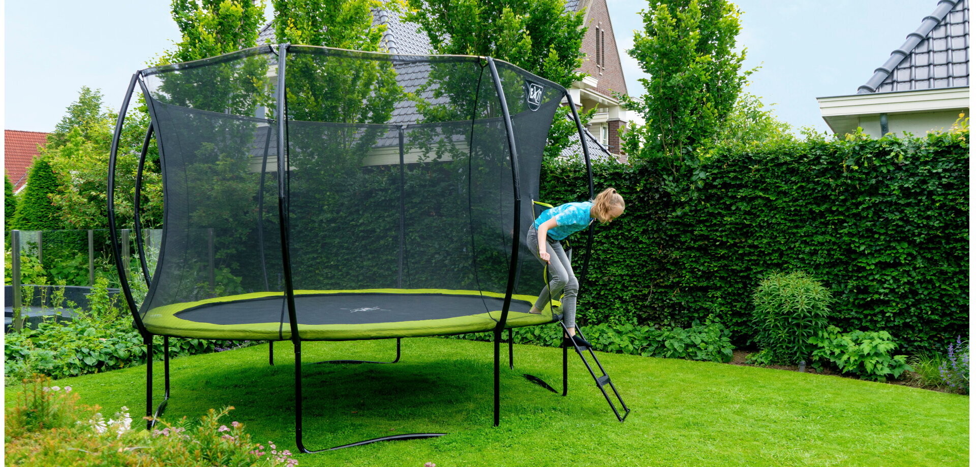 Bundle-Aktion EXIT Silhouette Trampolin Lime: jetzt mit gratis Leiter, Abdeckung und Ankerset für ein komplettes und sicheres Set.